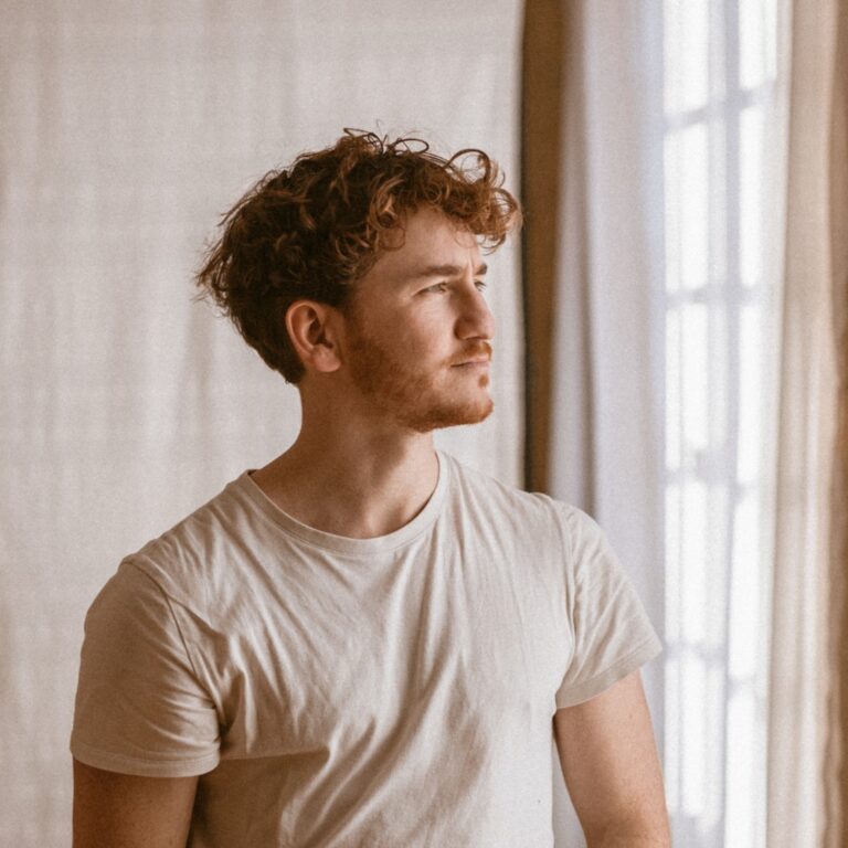 Guillaume Liberty pensif en t-shirt blanc